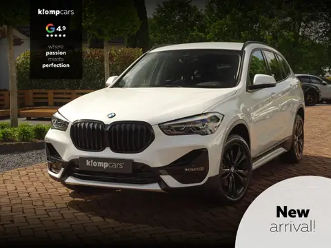 BMW X1 sDrive18i | Handbak | Uniek | PearlWeiss | Leer | Nav | All-black! | Privacy glass