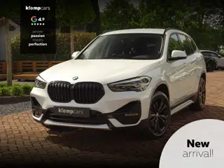 BMW X1 sDrive18i | Handbak | Uniek | PearlWeiss | Leer | Nav | All-black! | Privacy glass