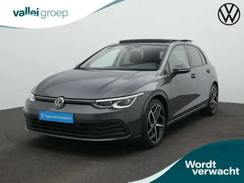 Volkswagen Golf 1.0 eTSI 110 pk DSG Life | Panoramadak | Geheugen-/massagestoel | IQ Light | Achteru