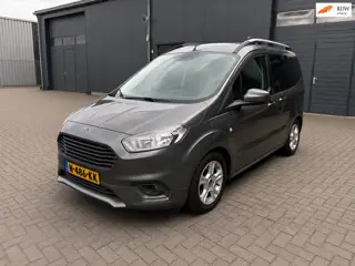 Ford Tourneo Courier 1.0 Titanium nieuwstaat! met rijplaat t.b.v. rolstoel