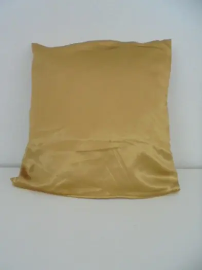 KUSSEN met HOES GOUD 40X40 CM NIEUW