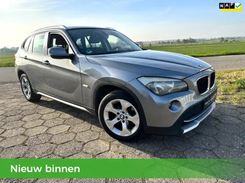 BMW X1 18i ACTIE: NU TOT €500 KORTING! | 5DRS| NAP| AIRCO| NAVI| TREKHAAK| APK |VELGEN