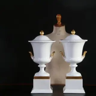 Stel van 2 grote deksel coupes wit porselein met goud Rosenthal ca 1910