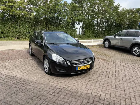 Volvo V60 1.6 T3 Momentum TREKHAAK LEER PDC NAVI (bj 2011)
