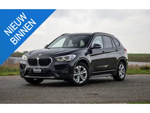 BMW X1 xDrive25e Executive CAMERA / CARPLAY / HEAD UP DISPLAY / LEDER / LED / CRUISE CONTROLE / STOE