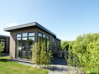 Modern chalet met imposante pui mooi gelegen bij De Cocksdorp