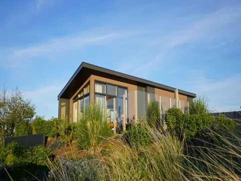 Modern chalet met veel comfort vlakbij de vuurtoren en De Cocksdorp