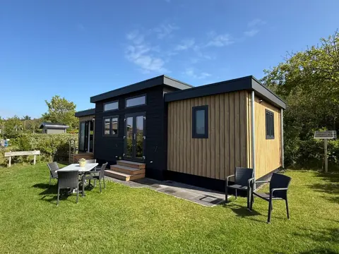 Modern chalet met gezellige woonkamer dichtbij centrum en strand