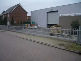 Te huur: BEVEILIGDE PARKEERPLAATS, 16X10 M!