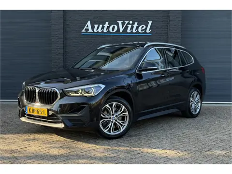 BMW X1 xDrive25e | Panodak | Camera | Sportstoelen | LED | Elektrische klep | NAVI