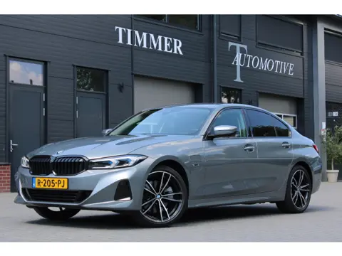 BMW 3-serie 320e Sedan Facelift - zwart leder - 19 Inch - Head Up - Nederlandse BMW - Dealer onderho