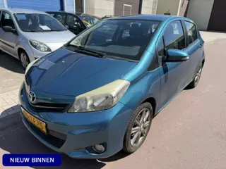 Toyota Yaris 1.3 VVT-i Dynamic 2012 Navi + Camera + Keyless NAP + Boekjes + 2 sleutels aanwezig.