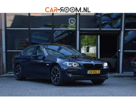 BMW 5-serie 528i High Executive Pano HUD NAP Trekhaak Cruise Leder