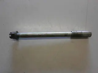 Honda CX500C(PC01) Voorwiel as 44301-449-750