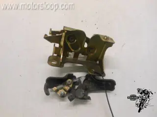Honda FES250(MF04A) Zadelvergrendeling 77230-KFG-000