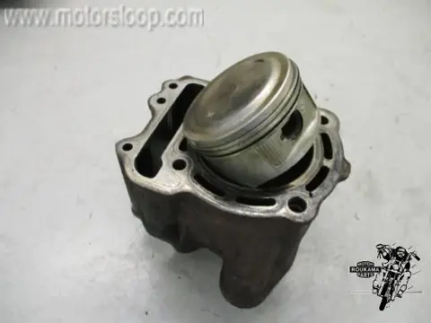 Honda FES250(MF04A) Cilinder met zuiger