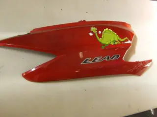 Honda SCV100 Zijkap rechts rood