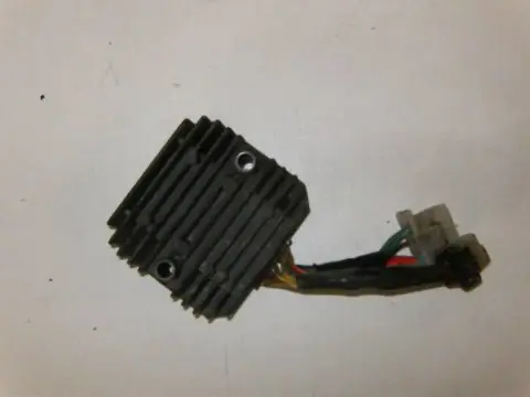 Honda VF400F(NC13) Spanningsregelaar
