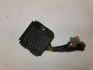 Honda VF400F(NC13) Spanningsregelaar