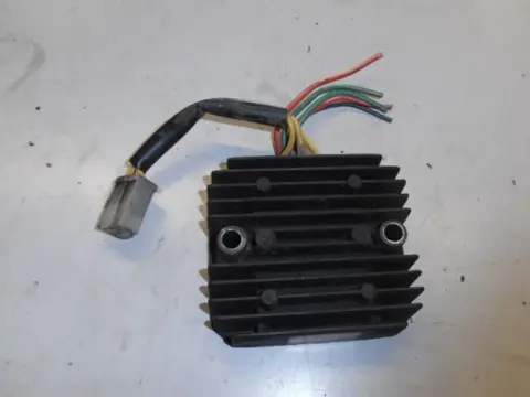 Honda VF400F(NC13) Spanningsregelaar