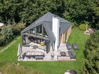 Riante en sfeervolle bosvilla met Finse sauna en hottub