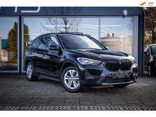 BMW X1 XDrive25e High Executive|93% SOH|Pano|Dealer Onderh|HUD|Apple CarPlay|Cam|LED|
