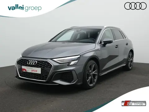 Audi A3 Sportback 40 TFSI e 204 pk S-Line | Adaptive Cruise | Stoelverwarming | Navigatie | Parkeers