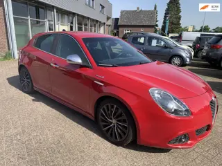 Alfa Romeo Giulietta 1.4 T Distinctive 2012 € 1250.- MOTOR DEFECT,KLEP VERBRAND ZO MEE