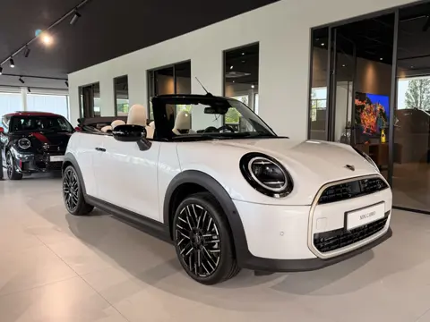 MINI Cabrio 2.0 Cooper C Favoured S pakket | Comfort Access | Stoelverwarming | Sportstoelen | Head-
