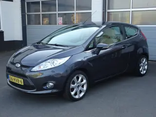 Ford Fiesta 1.4 Ghia Automatische airco, licht metalen velgen, cruise controle, parkeersensoren, enz