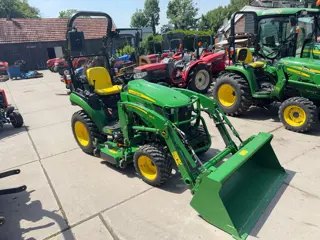 John Deere 2026R met voorlader (bj 2020)