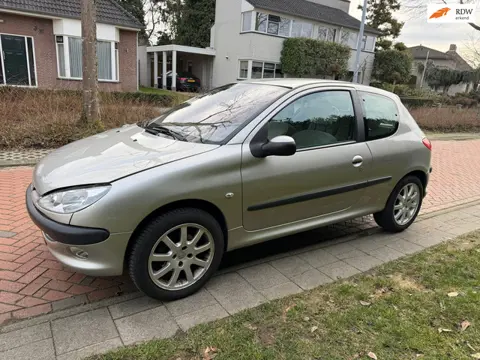 Peugeot 206 1.4-16V, Airco, Dealer onderhouden, APK 03-04-2027.