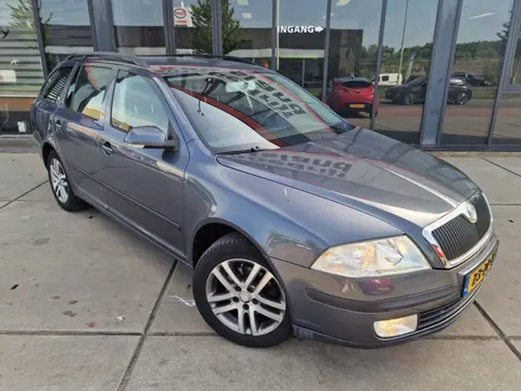 Skoda Octavia Combi 1.6 FSI Ambiente - Trekhaak - Cruise - Clima -