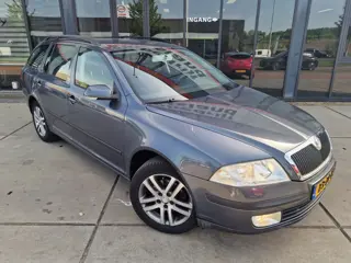 Skoda Octavia Combi 1.6 FSI Ambiente - Trekhaak - Cruise - Clima -