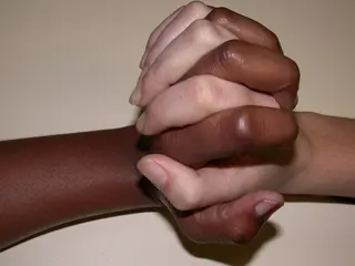 Waar is die lieve vrijgezelle Hindoestaanse dame.....?