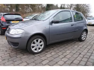 Fiat Punto 1.4-16V Young nw apk 25-3-2027 lm velgen