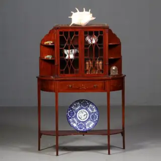 Maple &amp; Co Salonkast  vitrinekast ca. 1870 mahonie met inleg
