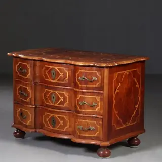 Rococo commode ca. 1745 orgelgebogen en met rijk inlegwerk