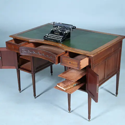Klein mahonie bureau met gebogen frontline groen ingelegd ca 1890