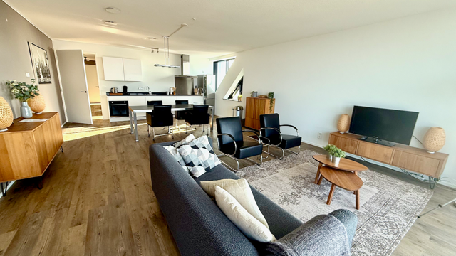 Woning aan de Anna van Buerenplein te Den Haag