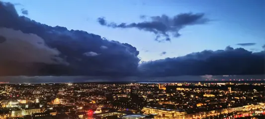 Woning aan de Anna van Buerenplein te Den Haag