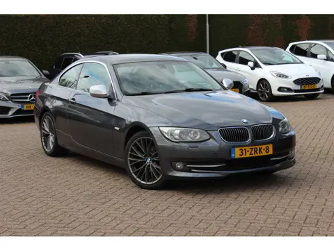 BMW 3 Serie Coupe 320i Corporate Lease Mineralgrey Ed. / Leder / Navigatie / 18'' / Parkeerhulp acht