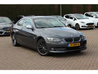 BMW 3 Serie Coupe 320i Corporate Lease Mineralgrey Ed. / Leder / Navigatie / 18'' / Parkeerhulp acht