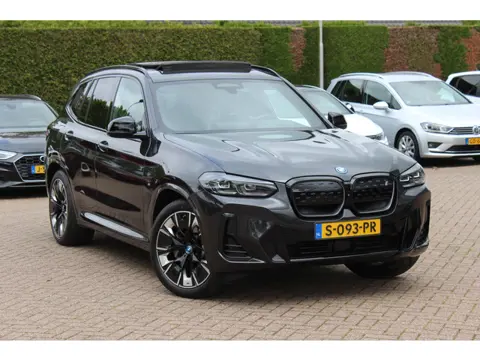 BMW iX3 High Executive 80 kWh / SoH 92,3% / Trekhaak / Panoramadak / 360Camera / Head-up / 20'' / Le