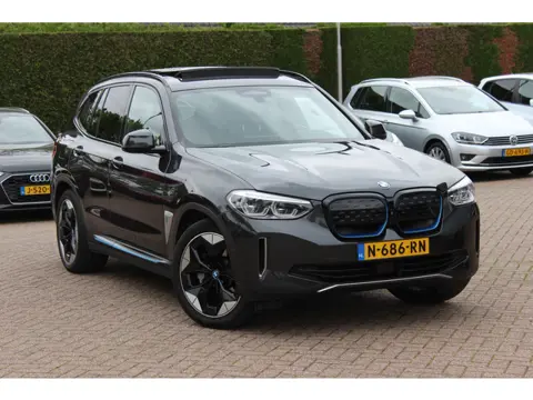 BMW iX3 High Executive 80 kWh / SoH 94,9% / Trekhaak / Panoramadak / 360Camera / Head-up / 20'' / Le