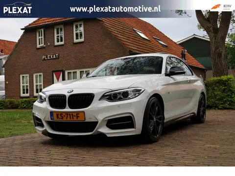 BMW 2-serie Coupé M235i High Executive | M-pakket | Panorama | HANGESCHAKELD | H&K | Apple Carplay |