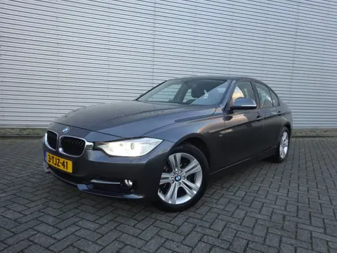BMW 3-serie 316i High Executive AUTOMAAT 1e Eigenaar - AUTOMAAT / Navi / Cruise / Parkeers. / Leder 