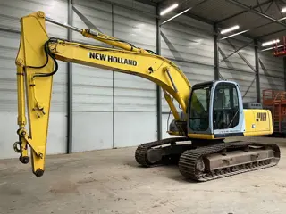 New Holland E 215 (bj 2006)