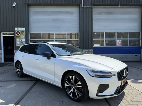 Volvo V60 2.0 B4 Automaat Plus Dark (bj 2024)