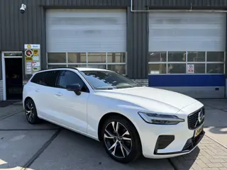 Volvo V60 2.0 B4 Automaat Plus Dark (bj 2024)